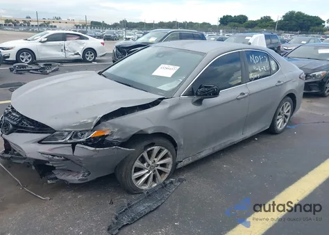 2021 Toyota Camry Le z USA, uszkodzony, nr VIN 4T1C11AK7MU480046